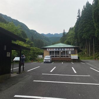 ゴール地点の行者還トンネルの駐車場に車1台をデポし、大峰山駐車場に移動してからスタート。
一番左が釣鐘石で4つ目の台形の左が西の覗きだと写真を撮っていた大橋茶屋の方に教えてもらいました。