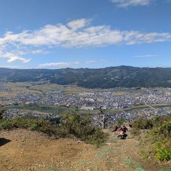 魚沼市街の絶景を背に、まるで稜線歩きのように視界の開けた登山道✨️