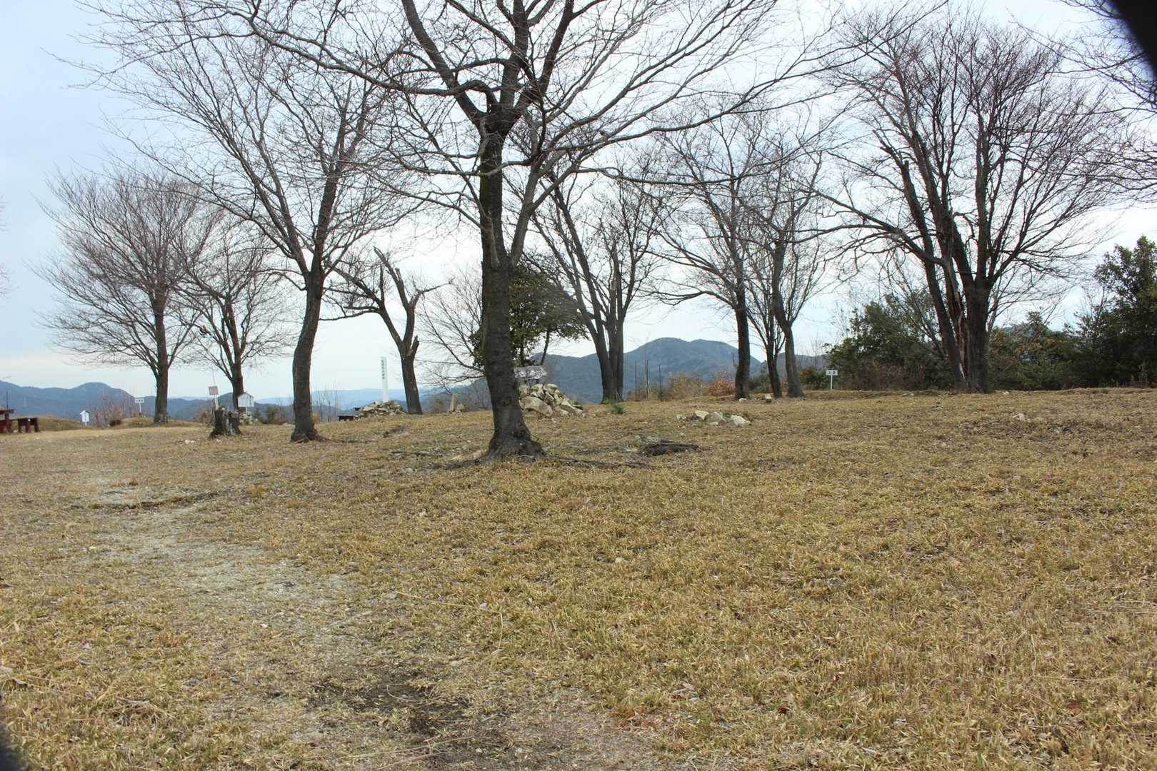 城跡らしく山頂は広々〜。