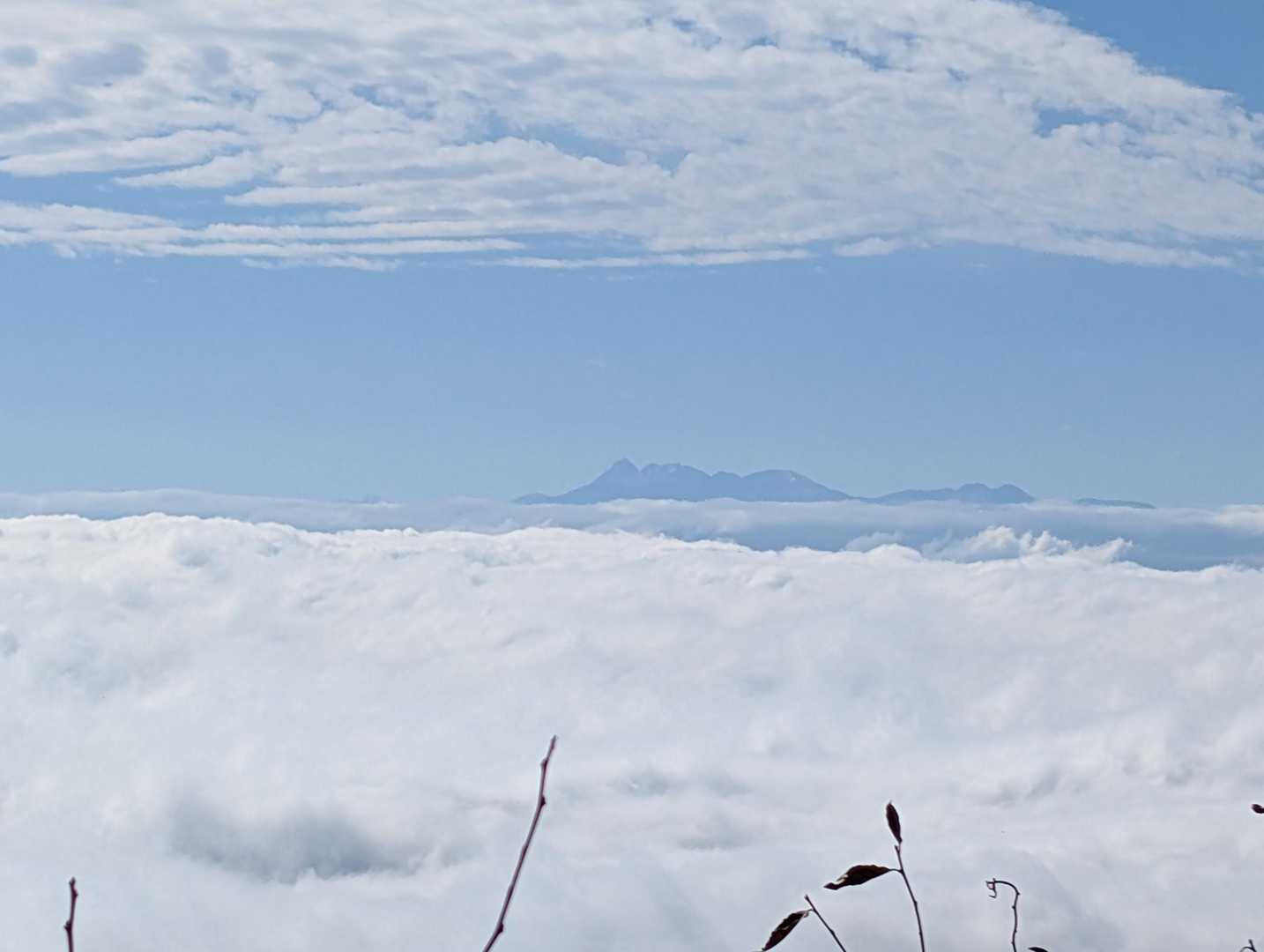 その向こうに八ヶ岳が頭を出しています
晴れていればもう少したくさんのお山が見られるのでしょうが…🥲