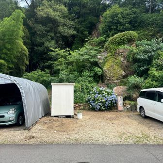 普通の民家の駐車場の脇に下りてくる