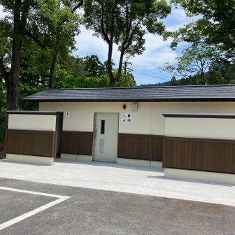 余呉湖に下山したところの駐車場にもトイレあり。🚾
設置されたばかりのようで、めちゃくちゃきれいでした。
