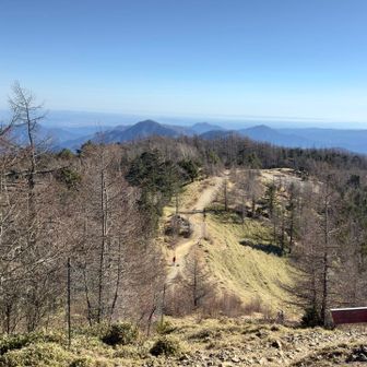 雲取山山頂から石尾根が綺麗に見えました。まさに縦走路。