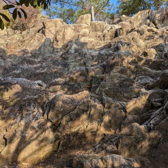 岩、岩　ここは見上げただけ