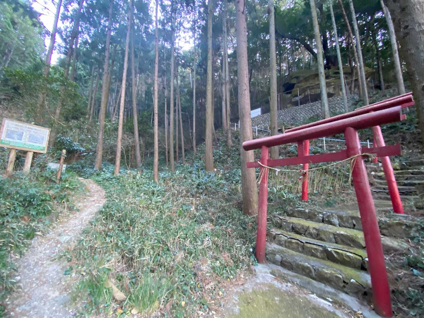 北の登山口まで来ました。右に立石稲荷の参道があります。