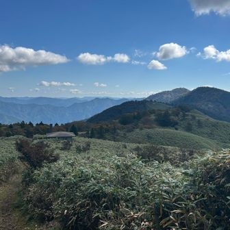 これから歩く稜線　1番奥の山がこれから行く後山
