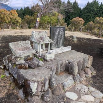 頂上の祠。シダンゴなんて、アイヌの言葉かと思ってたが、言われを読んだら、飛鳥時代の話だそうで。納得。