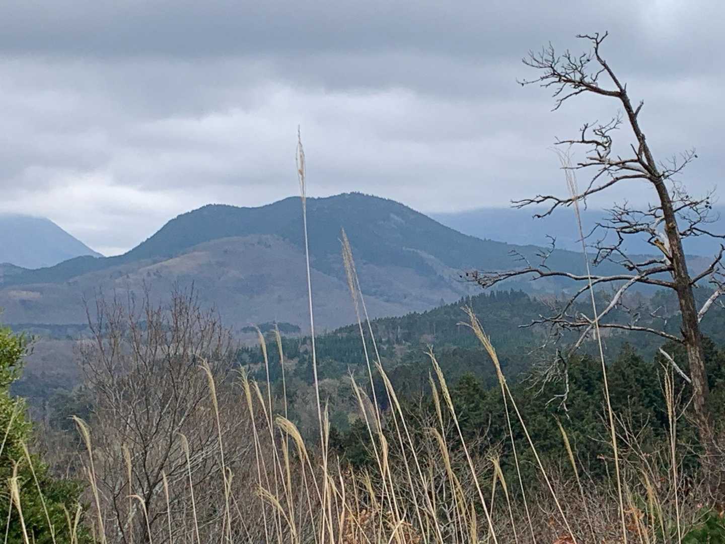 立石山の背後は雲に覆われた由布岳、鶴見岳