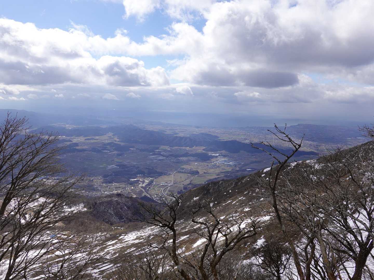 下界は晴れ。ほんと雪がない