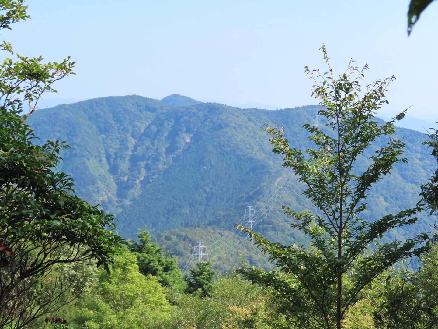 この後に向うかな?
左に南総門山。
総門山も真ん中に顔を出してますね。