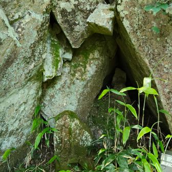 巨岩の中に観音像を発見