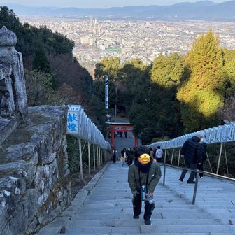 僕は、スタートダッシュ派。
わたしは、淡々とゆっくり一歩一歩駆け上がる。

結果、スタートダッシュは途中でバテておりました🤭