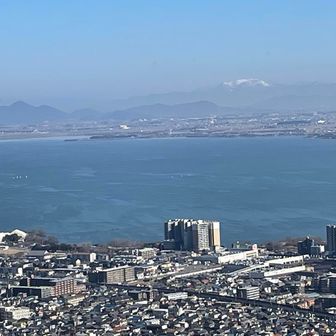 琵琶湖の奥に雪を被った山が見えます🏔️
左側は伊吹山、右側は雲仙らしい