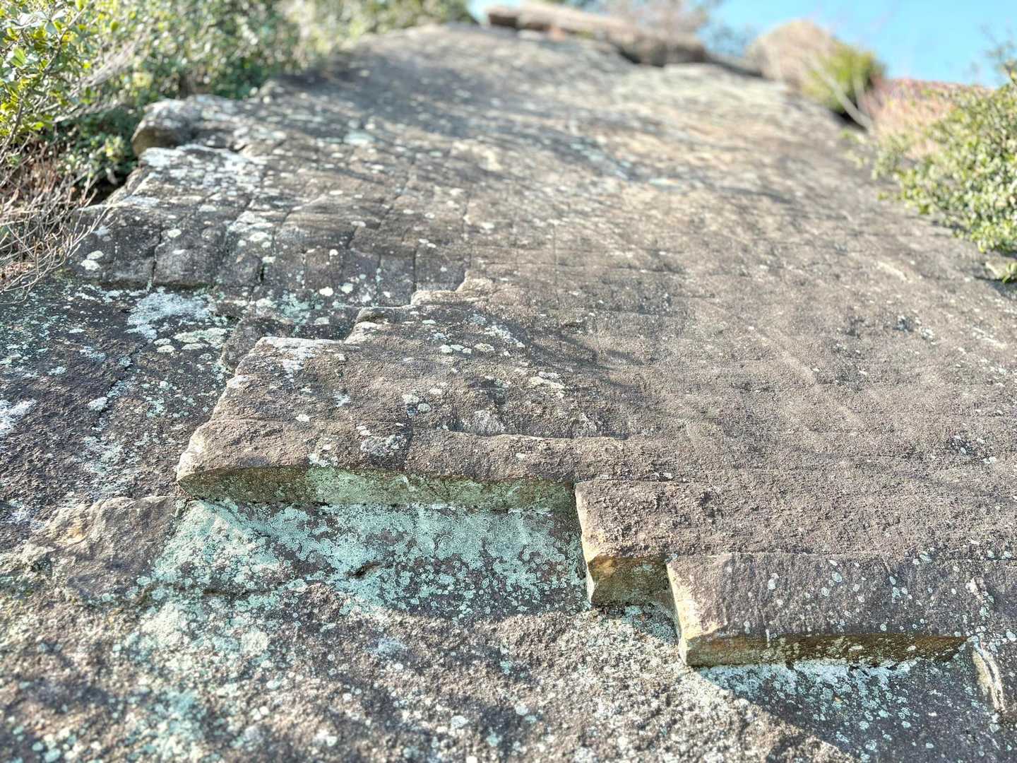 
　国指定 天然記念物    白石島の鎧岩 🪨

　角ブロックを敷き詰めたような
　貴重で 不思議な岩脈です

　岩ひとつとっても
　地球の 歩みの記憶です  🌏
