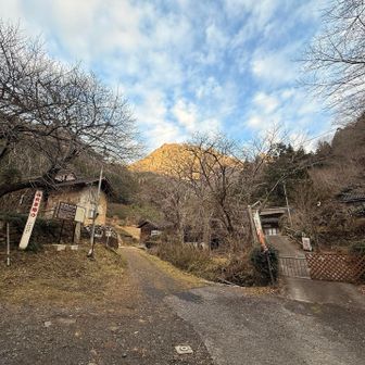 右側、お蕎麦さん。下山時にまだ準備中だったので今回は見送り