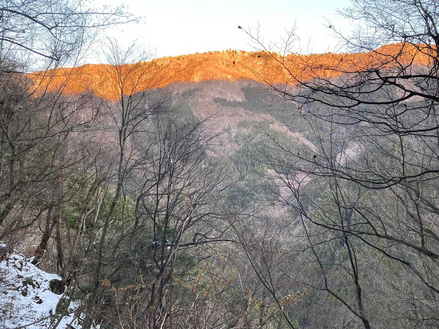 登って行くと、赤帽子山に朝焼け。