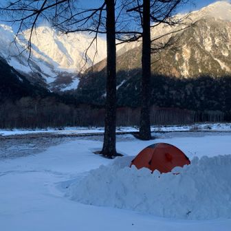 風がないのでどこでも良かったが、居抜き物件を使わさせてもらった。ただ、木が邪魔。
川側にもうひと張り、林の中に３張り。