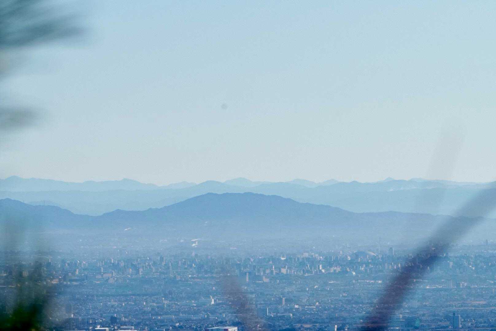 ここは恋姫山へ向かうコンクリートの林道
富士山が写っているとしたら中央やや左にあるはずなんですが、、、
