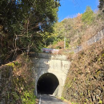 清滝トンネル通って行きます
戦前このトンネルは愛宕鉄道のトンネルでした