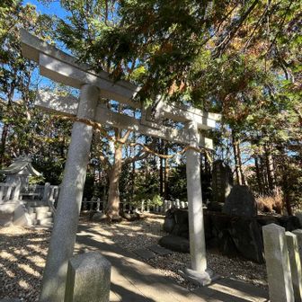神津嶽到着。枚岡神社創祀の地だそうです。