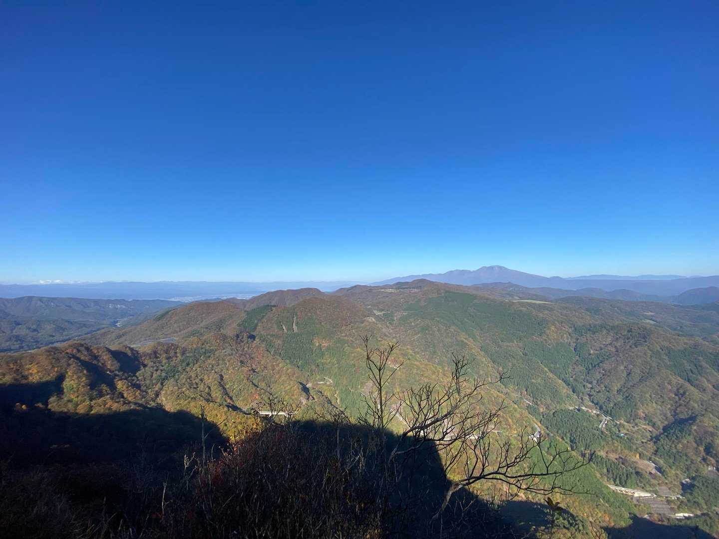 艫岩からの眺め
コースの選択ミスで岸壁を撮影できなかったが
特異な山の影はバッチリ👌