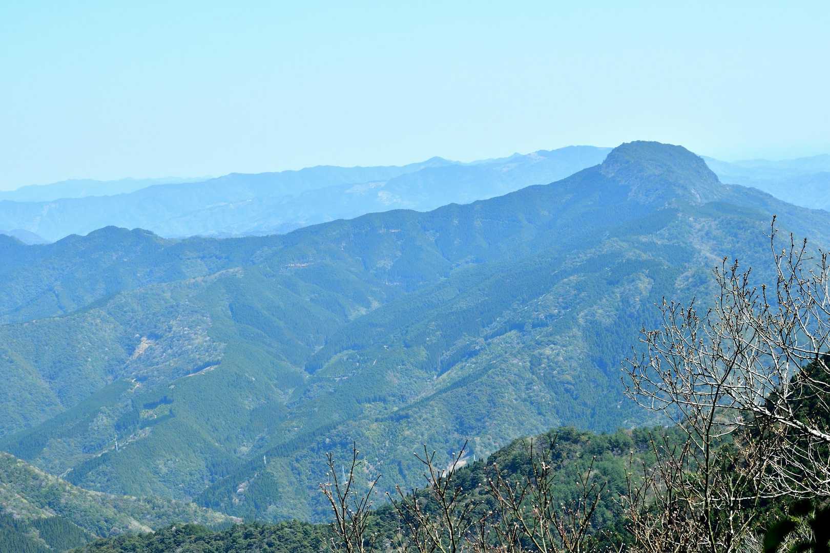 雌岳の山頂より眺める
可愛岳です。
丸っこく観えるのが山頂です。