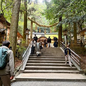 🚩狭井（さい）神社

大物主大神の荒魂を祀る神社

登山口は右側です