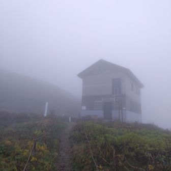 おぉ大朝日小屋見えた🎉🎊
