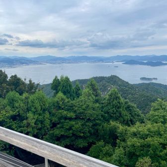 展望台なので360度ナイスビュー✨　広島市内方面
コーヒーを飲んでゆっくりしたので、下りは大聖院コースで下山します