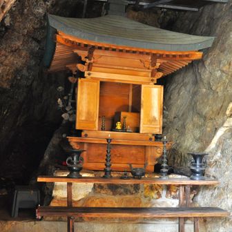 岩戸観音は、室町時代は斉藤氏の時代（1445年）に城主が夢のお告げで、岩窟に聖徳太子作の観音像を祀ったのが始まりとされている。