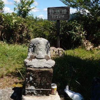ここでランチ
敷物敷いて、青い空や白い雲、向こうの山をみながら…田舎寿司と味噌汁。
師匠から頂いた本物の葉っぱの柏餅美味しかったです。
食後のコーヒーも最高です。