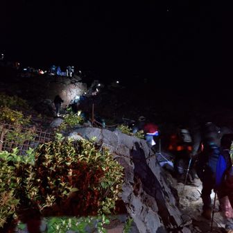 登山者の列に入って、ゆっくり登っていく。ツアーの団体も多い。