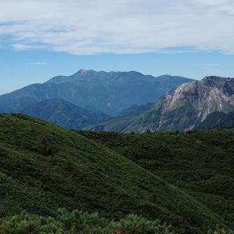 焼岳と乗鞍岳。大分下ってきた。