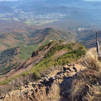 県界尾根ルートの頂上出発地点から県界尾根と遠く瑞牆山、金峰山を望む🌈瑞牆山の左側に小川山、その先に甲武信ヶ岳と三宝山が見える✨