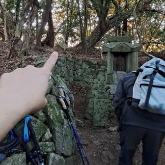 祠の左上に表札ありなのよ🤭