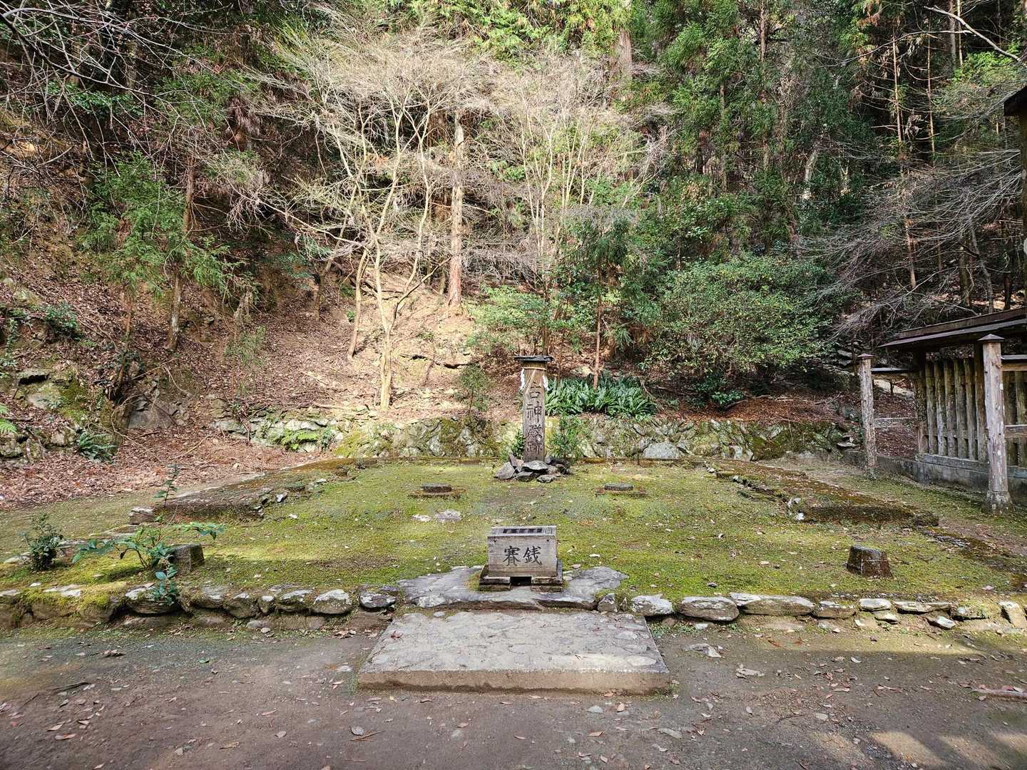 こちらの奥に登山口がありました。