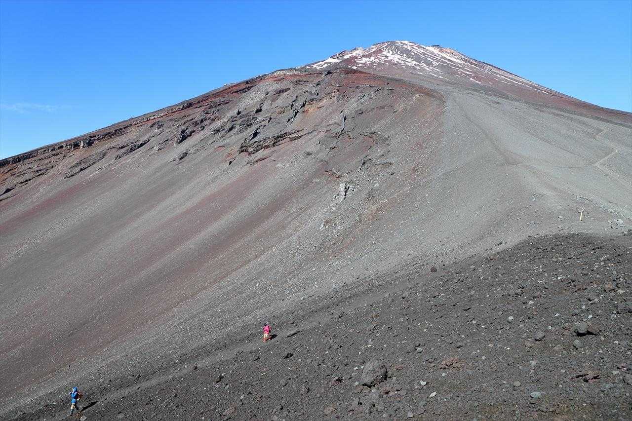 馬の背を宝永山山頂方面に少し進んで振り返る。
富士山頂と宝永第１火口。
右のギザギザのトレイルは御殿場口新五合目から山頂に向かう登山道。
このジャリジャリの道を山頂まで歩くのは大変だろうなぁ、と思った。