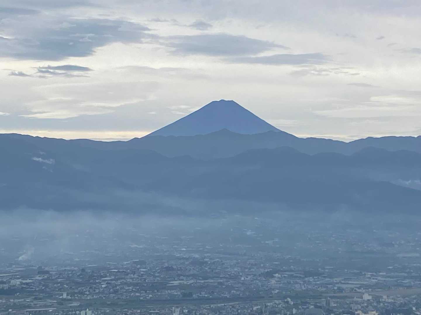 兜山周回 | クライマー集う岩壁の先、木々の隙間から覗く富士の特別感の写真