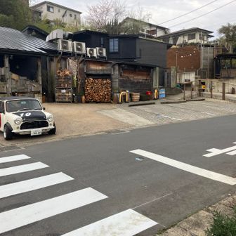 このオムライスの店美味しそう。ここを上がって行く