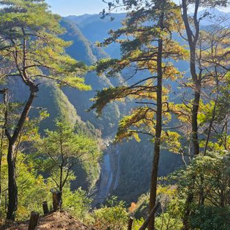 南に、香落溪の谷底を通る県道が見下ろせました。