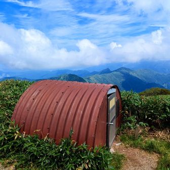 一ノ倉沢避難小屋、武能岳方面は青空💙🤩