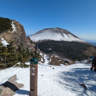 アイゼンが重いし、暑い、、
がんばって槍ヶ鞘(やりがさや)まで来ると、ドーンと浅間山！

稜線は寒いかな、と思ったけれど、この日は春山装備で良かった、、厚着しすぎました…