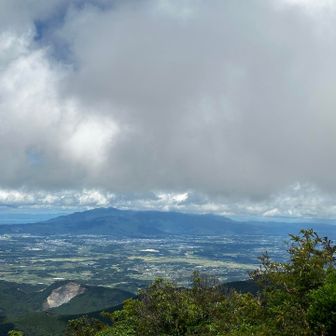 正面に高隈山。
雲が低い…