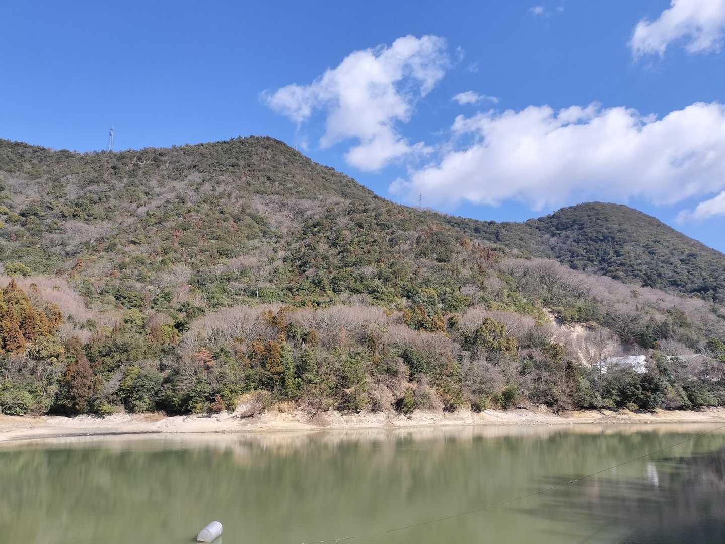 さっき歩いてきた稜線。
素晴らしい青空。