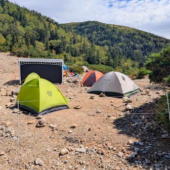 太郎平テント場⛺️
昨年の熊出没騒ぎの対策として食糧庫とテント場周囲に電気柵が設置されていました👍️