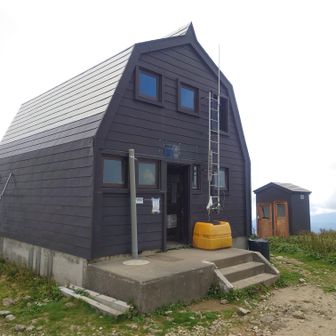 本日の宿泊地、御西避難小屋、水場もちゃんと出ていました