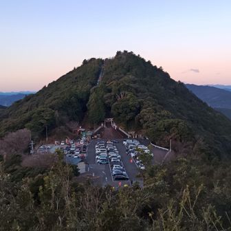陣ケ丸より🅿️と津乃峰山⛩️　なんかマチュピチュに見えませんか？
