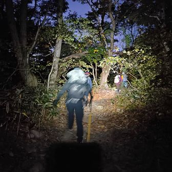 登山口近くのゲストハウスに前泊。ヘッドライト装着してスタート〜