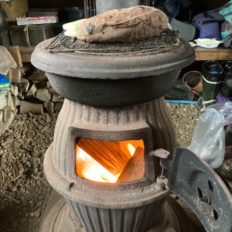 ストーブの上にはサツマイモ