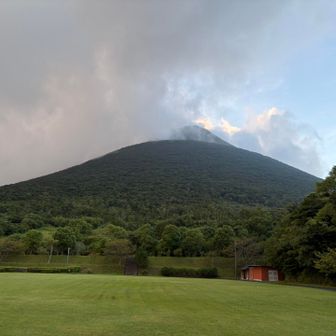 山頂から湯気が噴き出しているように見えます♨️